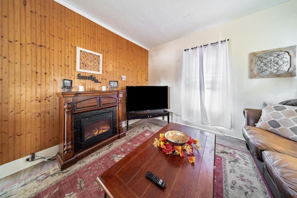 Cottage In The Falls, 2 B, 2 Bath, Fireplace Cuyahoga Falls Eksteriør billede