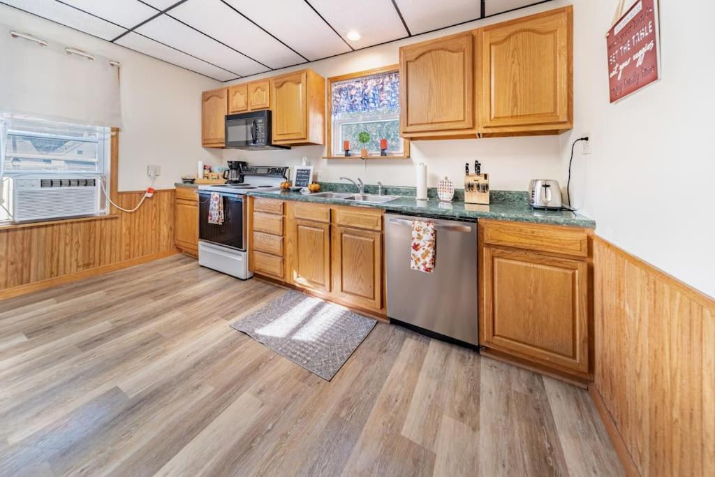 Cottage In The Falls, 2 B, 2 Bath, Fireplace Cuyahoga Falls Eksteriør billede